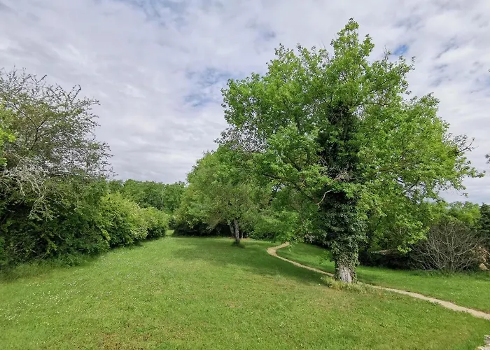 En Pleine Nature, A La Douceur Des Chenes Maubec (Tarn-et-Garonne)